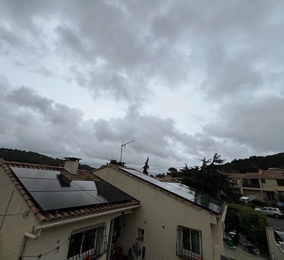 Solareno : Pose de panneaux solaires à Six-four-les-plages