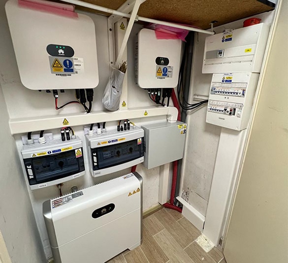 Pose de panneaux solaires à Six-four-les-plages Solareno